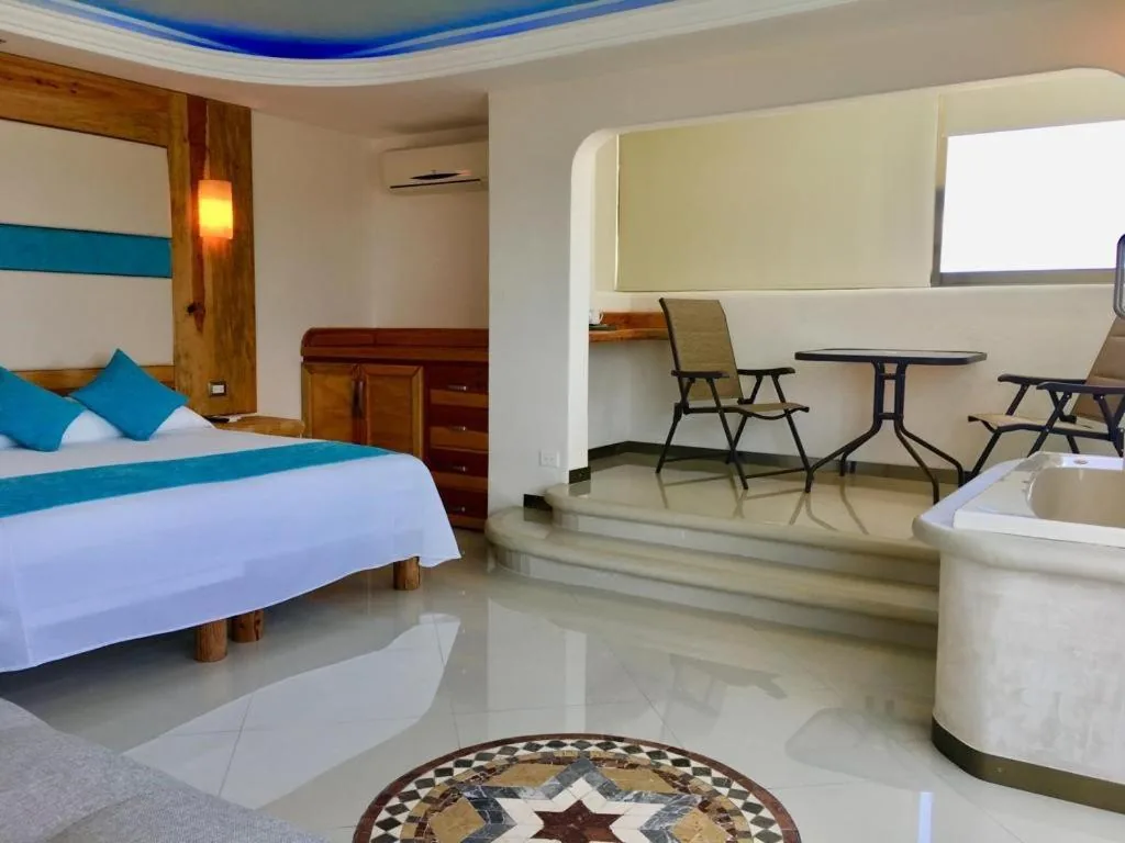 Suite con bañera de hidromasaje - Cama extragrande — Hotel Blue Star Cancun